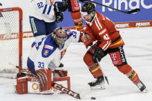 Na snímke zľava brankár Stanislav Škorvánek (Slovensko) a Yasin Ehliz (Nemecko) počas hokejového zápasu Nemeckého pohára Nemecko - Slovensko. FOTO: TASR/Martin Baumann