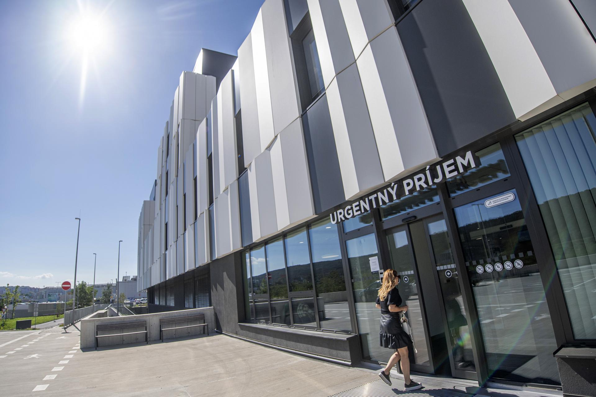 Nemocnica Bory prijala na ošetrenie 15 pacientov nedeľnej vlakovej nehody, jedného okamžite operovali