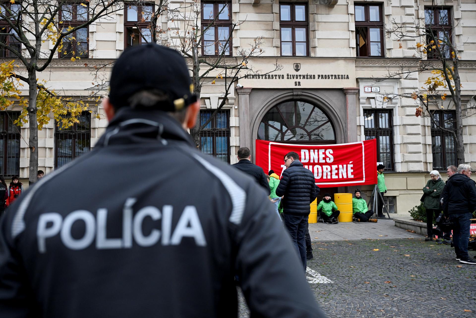 Aktivisti z Greenpeace zablokovali vchod do envirorezortu, Taraba avizuje trestné oznámenia
