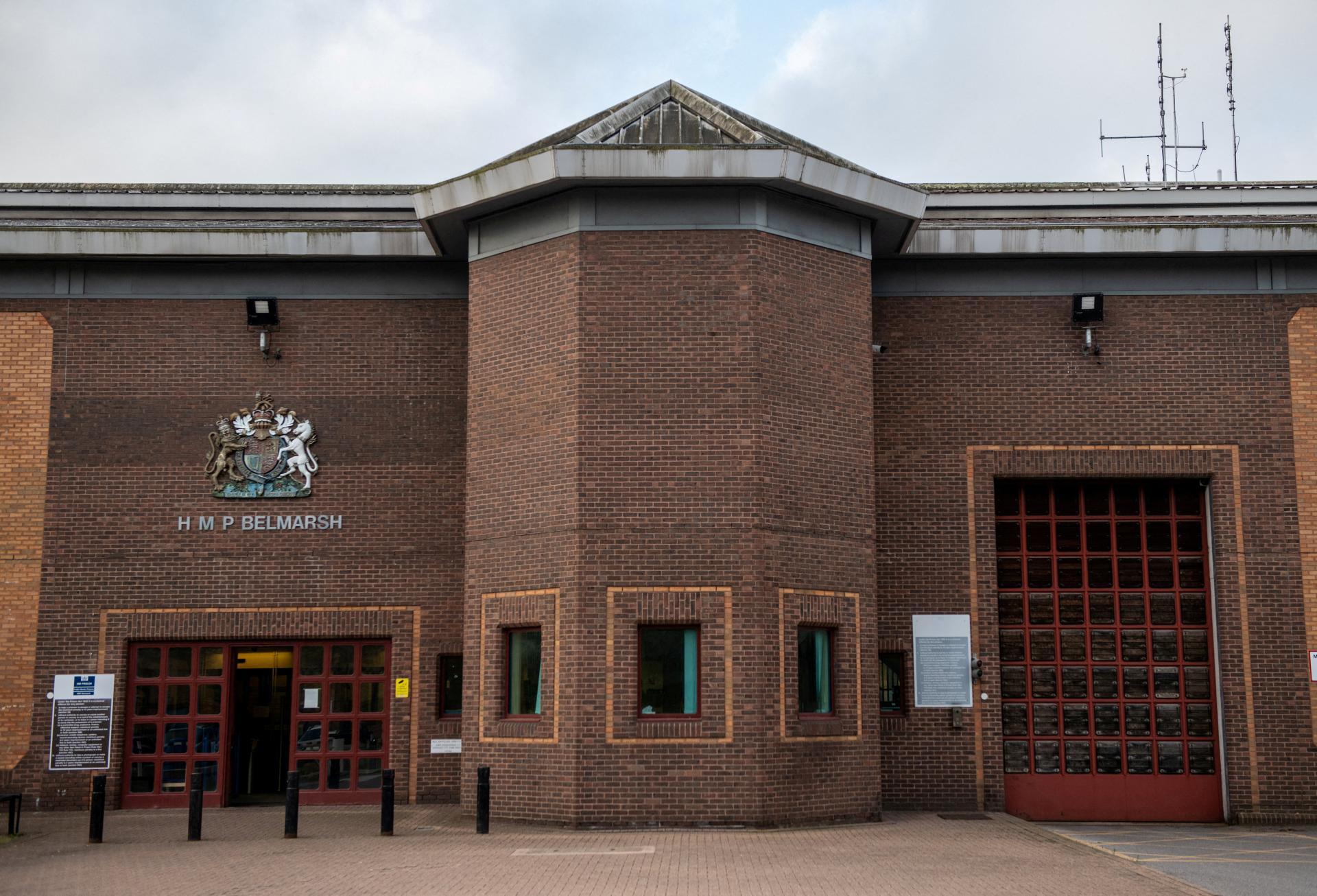 Omylom prepustili stovky zločincov. Britov nahnevalo obrovské zlyhanie väzenského systému