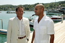 Na archívnej snímke zo 16. augusta 2007 syn líbyjského vodcu Muammara Kaddáfího Sajf Islám Kaddáfí (vpravo) kráča s rakúskym krajne pravicovým politikom a korutánskym krajinským premiérom Jörgom Haiderom pri jazere Wörthersee vo Veldene v Korutánsku. FOTO: TASR/AP