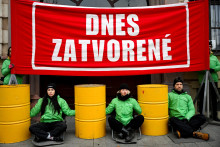 Aktivisti Greenpeace protestujú pred vchodom do ministerstva životného prostredia. FOTO: Reuters/Radovan Stoklasa