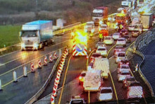 Na diaľnici D1 na vjazde do Bratislavy zo Senca sa na 17. kilometri zrazili tri autá. FOTO: X/Zelená vlna STVR