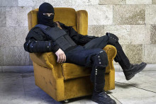 Proruskí separatisti pózujú v obsadenej budove regionálnej administratívy Doneckej oblasti (25. apríla 2014). FOTO: Reuters/Marko Djurica