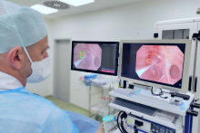 MAIA: umelá inteligencia, ktorá analyzuje v reálnom čase zábery z endoskopickej kamery a na ľavom monitore označuje v rámiku prípadné nálezy