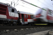 Na snímke miesto nehody nasledujúci deň po zrážke dvoch vlakov pri Pezinku v pondelok 10. novembra 2025. FOTO: TASR/Michal Svítok