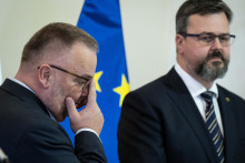 Na snímke zľava generálny riaditeľ Železnice Slovenskej republiky (ŽSR) Ivan Bednárik a predseda predstavenstva a generálny riaditeľ Železničnej spoločnosti Slovensko (ZSSK) Peter Helexa. FOTO: TASR/Jakub Kotian