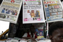Deň po hrozbe. Nigérijské médiá informujúce o posolstve Donalda Trumpa tejto africkej krajine. FOTO: Reuters