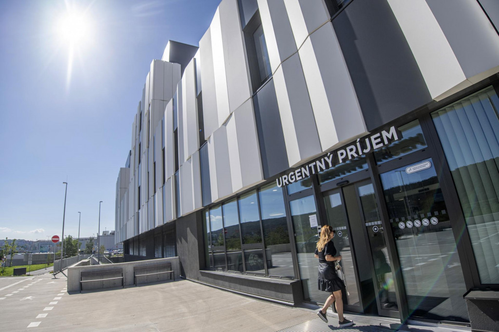 Do Nemocnice Penta Hospitals Galanta priviezli v noci troch pacientov, ktorí utrpeli stredne ťažké až ťažké zranenia. FOTO: TASR/Martin Baumann