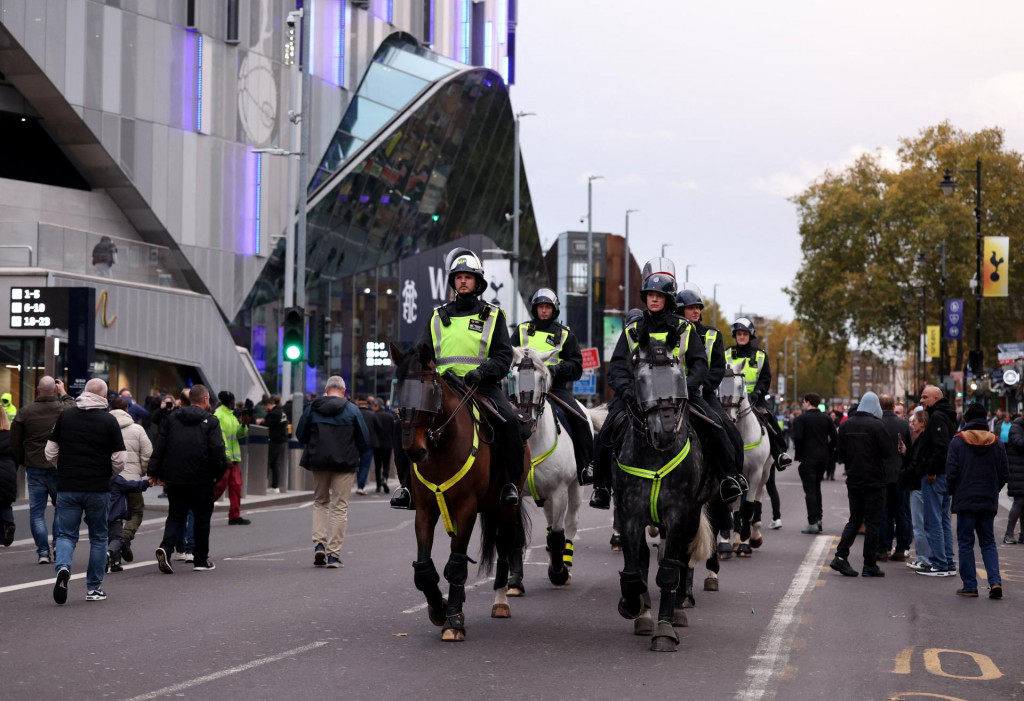 Metropolitná polícia v Londýne odhalila gang, ktorý odoslal tisíce ukradnutých telefónov do Číny.