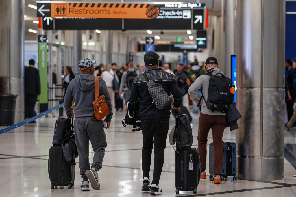 Air travelers face the morning commute at Hartsfield-Jackson Atlanta International Airport, a day after U.S. Transportation Secretary Sean Duffy said that he would order 10% of flights at 40 major U.S. airports to be cut starting Friday unless a deal to end the federal government shutdown is reached, in Atlanta, Georgia, U.S. November 6, 2025. REUTERS/Elijah Nouvelage FOTO: Elijah Nouvelage
