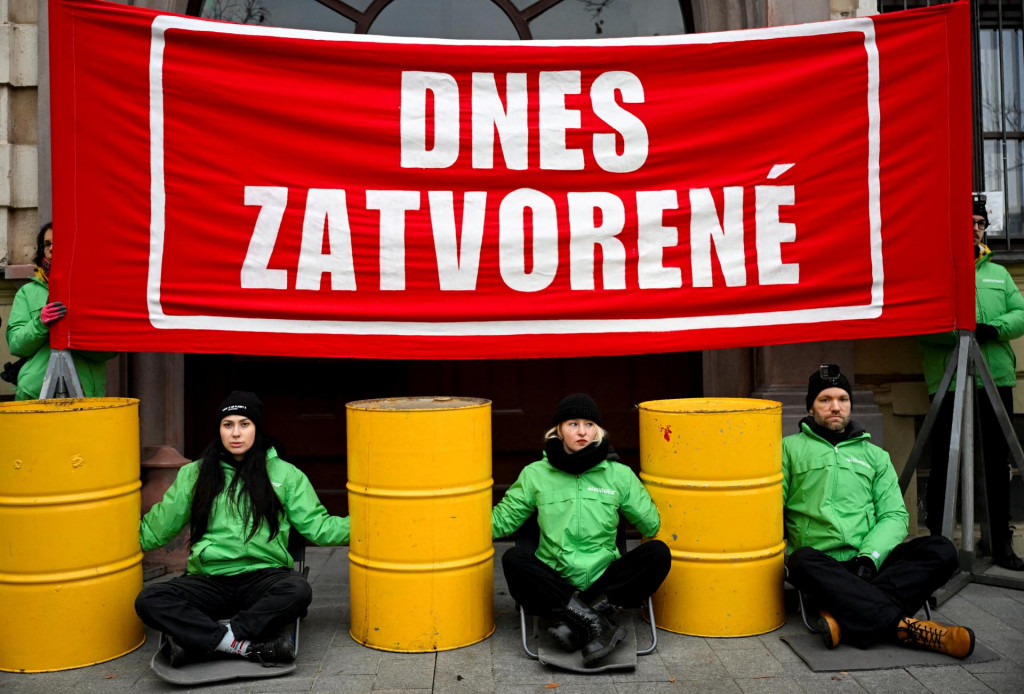 Aktivisti Greenpeace protestujú pred vchodom do ministerstva životného prostredia. FOTO: Reuters/Radovan Stoklasa
