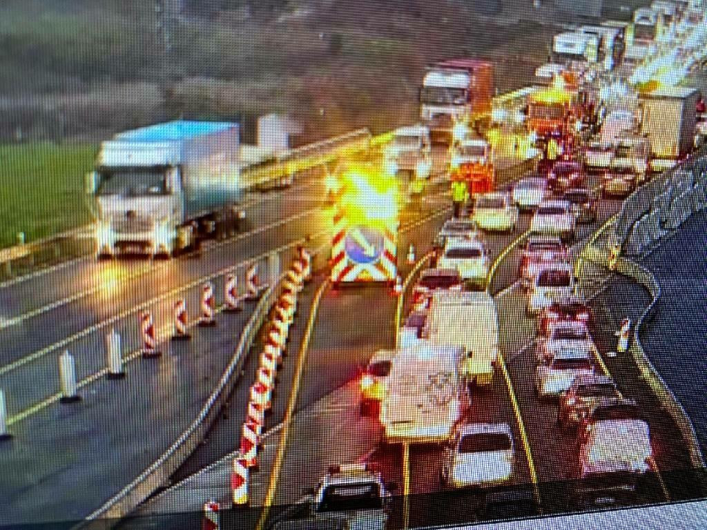 Na diaľnici D1 na vjazde do Bratislavy zo Senca sa na 17. kilometri zrazili tri autá. FOTO: X/Zelená vlna STVR