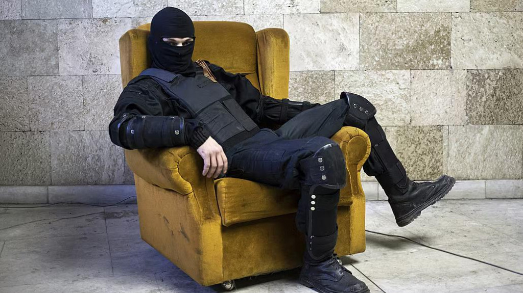 Proruskí separatisti pózujú v obsadenej budove regionálnej administratívy Doneckej oblasti (25. apríla 2014). FOTO: Reuters/Marko Djurica