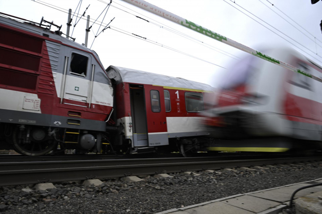 Na snímke miesto nehody nasledujúci deň po zrážke dvoch vlakov pri Pezinku v pondelok 10. novembra 2025. FOTO: TASR/Michal Svítok
