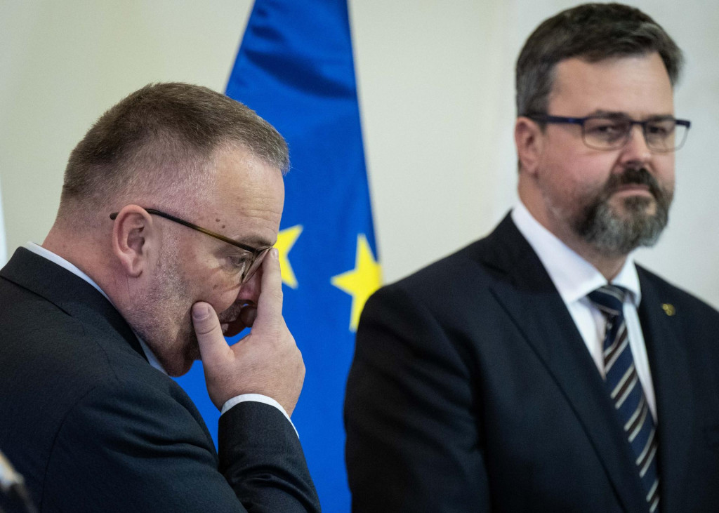 Na snímke zľava generálny riaditeľ Železnice Slovenskej republiky (ŽSR) Ivan Bednárik a predseda predstavenstva a generálny riaditeľ Železničnej spoločnosti Slovensko (ZSSK) Peter Helexa. FOTO: TASR/Jakub Kotian