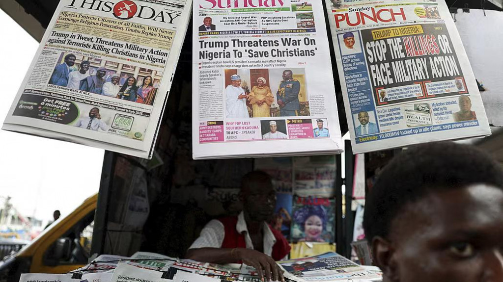 Deň po hrozbe. Nigérijské médiá informujúce o posolstve Donalda Trumpa tejto africkej krajine. FOTO: Reuters
