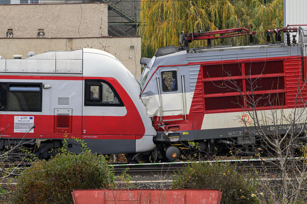 Dva vlaky deň po zr&aacute;žke pri Pezinku. FOTO: TASR/Michal Sv&iacute;tok ​