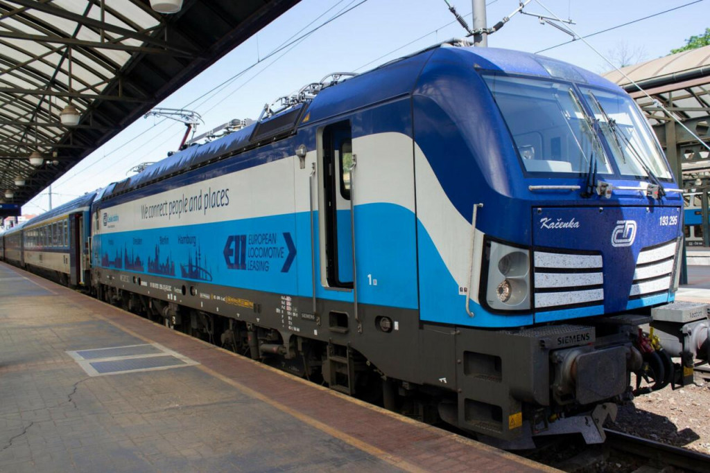 Na snímke lokomotíva spoločnosti European Locomotive Leasing, ktorú si prenájímajú České dráhy.  FOTO: TASR/Barbora Vizváryová