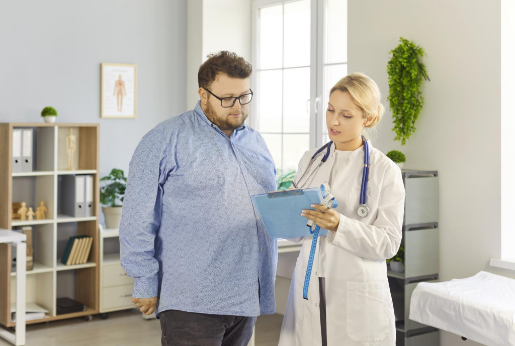 Ľudia s obezitou maj&uacute; vy&scaron;&scaron;ie riziko z&aacute;važn&yacute;ch zdravotn&yacute;ch komplik&aacute;ci&iacute;.