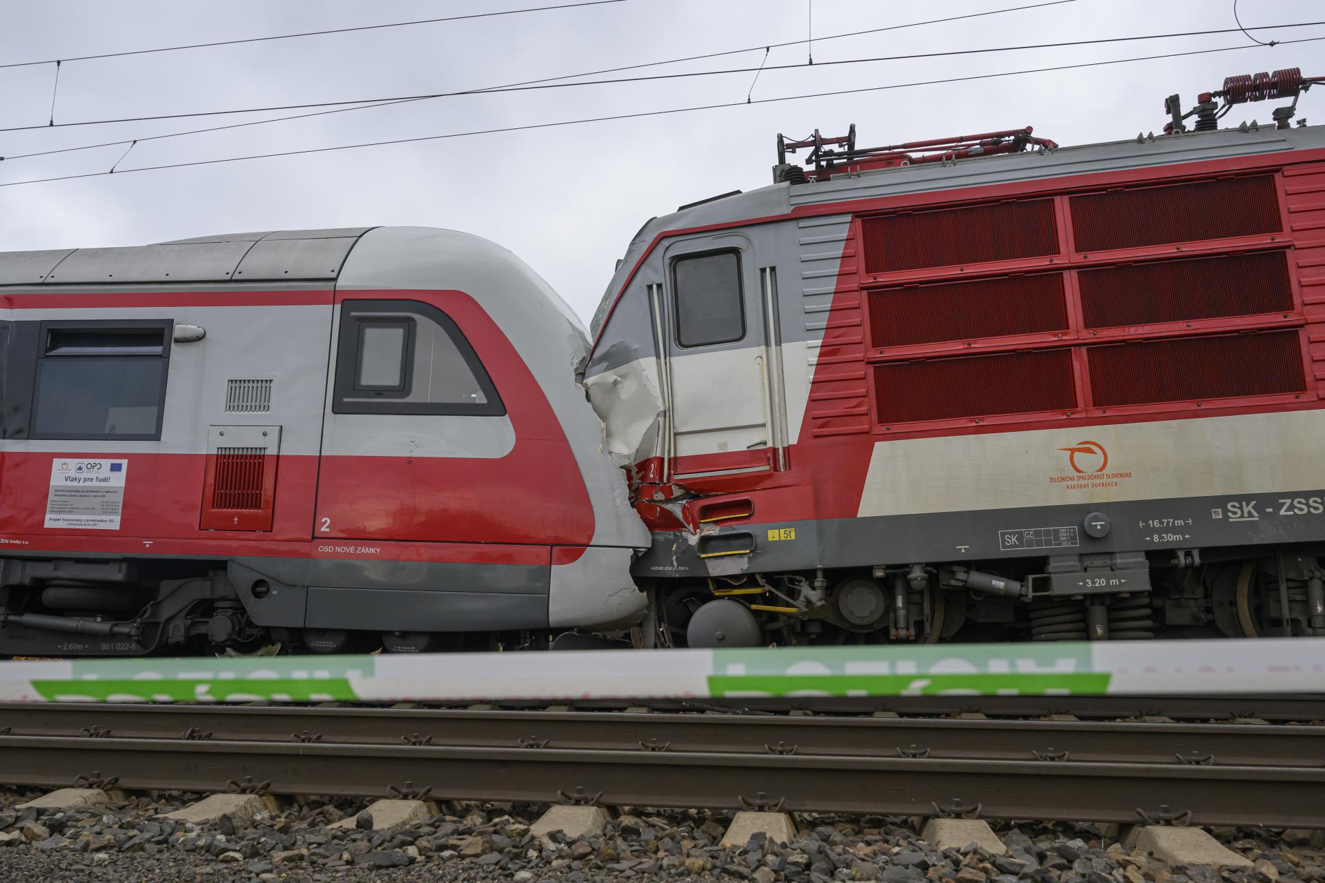 Havarované vlaky pri Bratislave odstránili, poškodená časť koľaje zostáva mimo prevádzky