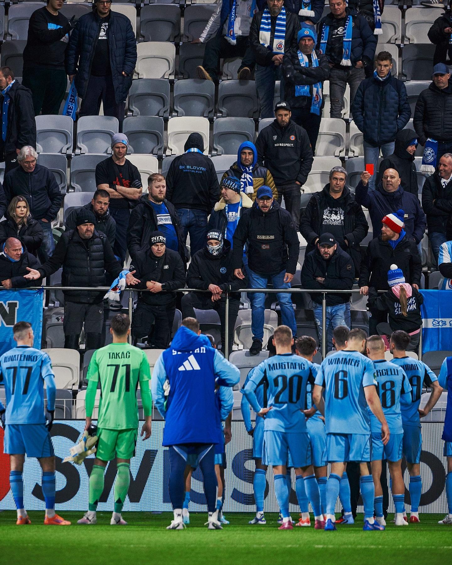 „Neďakovačka“, naštvaní ultras, sklamaní Weissovci. V Slovane to vrie, Kmotrík ml. chce stretnutie s fanúšikmi