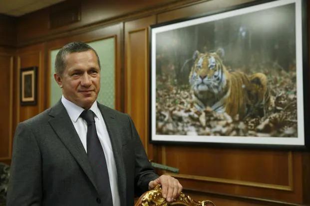 Strieľal na mňa obrnenec! Ruský vicepremiér sa chváli zážitkami z frontu, vraj so sebou berie aj deti