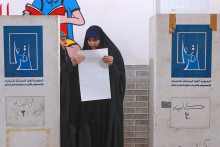 Iracké voličky počas hlasovania v parlamentných voľbách v irackom meste Basra. FOTO: TASR/AP