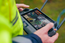 Detail čistiaceho systému dronu pri práci.