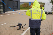 Dron M2C pri čistení fasády administratívnej budovy.