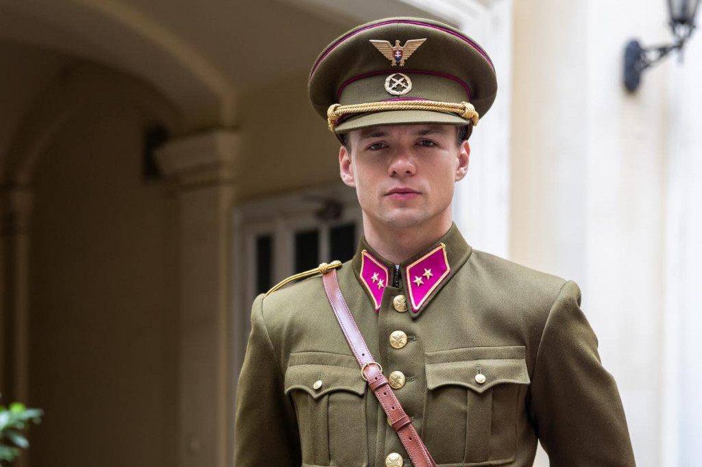 Mysleli si, že je mŕtvy. Teraz sa vracia ako nadporučík a ide si vybaviť účty. Do Dunaja prichádza postava Jula Šándora v podaní Jakuba Šveca.