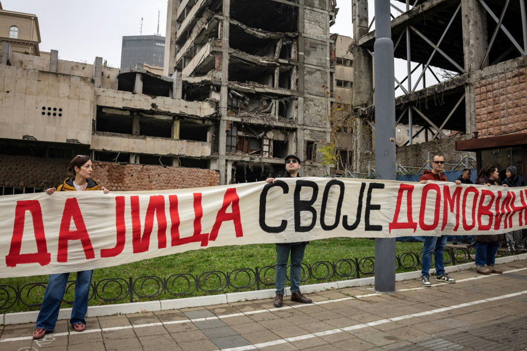 Ľudia na proteste pred komplexom budov b&yacute;val&eacute;ho gener&aacute;lneho &scaron;t&aacute;bu NATO v srbskom Belehrade. FOTO: REUTERS