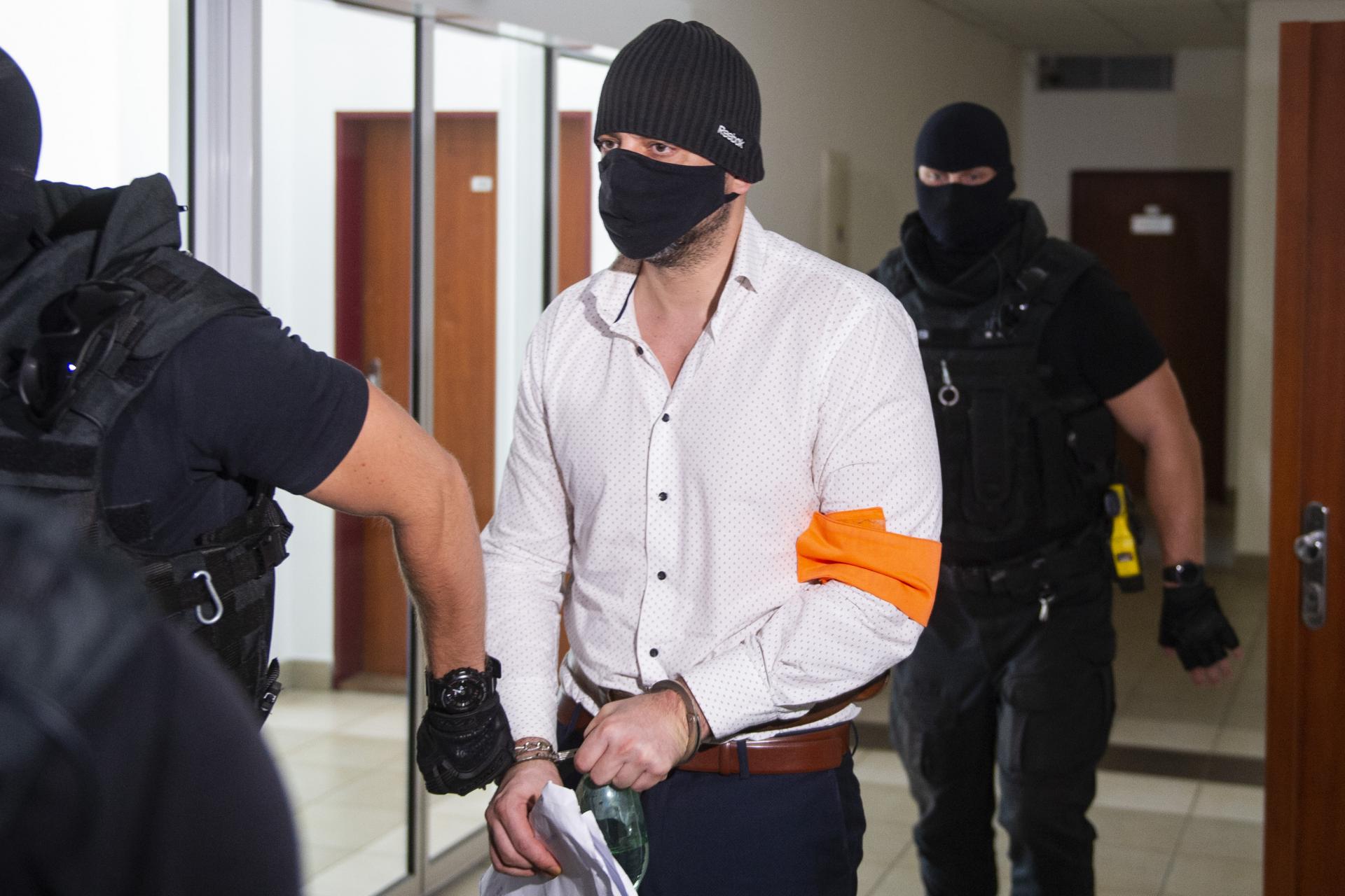 O korupcii sa bavili v saune a 200-tisíc eur prebrali v igelitke. Exsiskár a expolicajt dostali nízke tresty