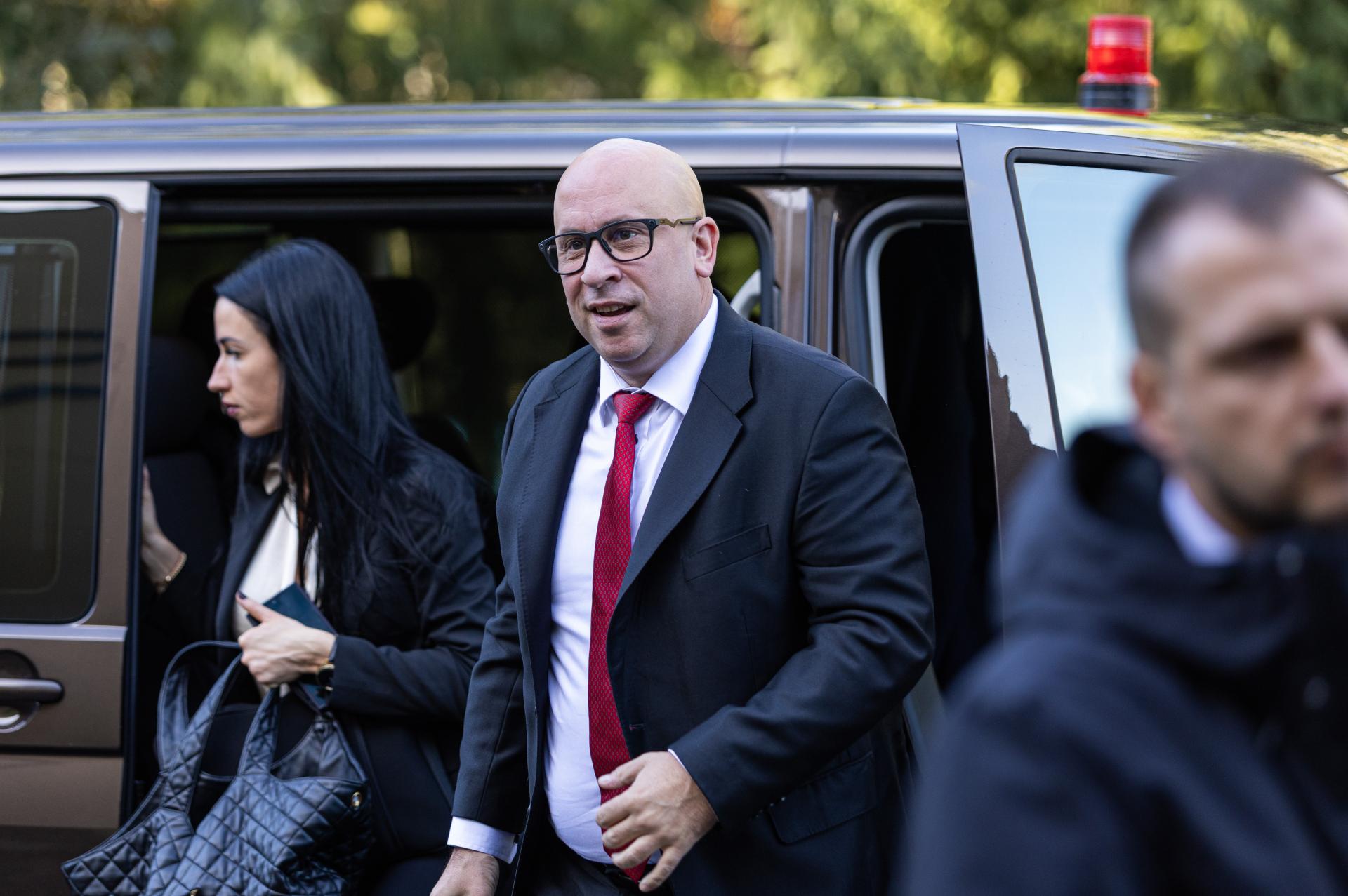 Fico nebol spokojný s Rážovým návrhom odškodnenia po zrážkach vlakov, tak ho navýšil. Strop bude 20-tisíc eur