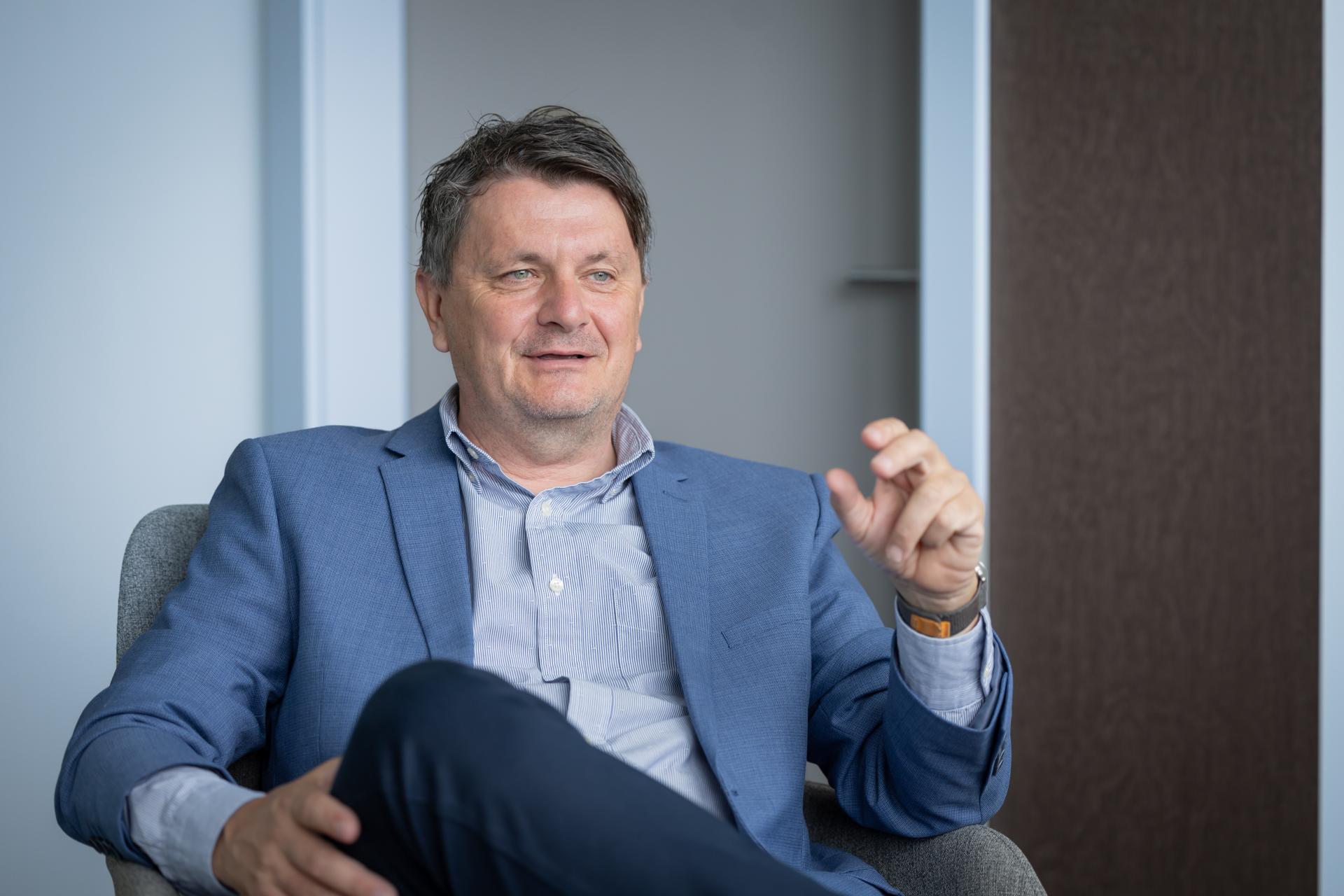 Riaditeľ NAY pre HN: Nedostupné iPhony sú marketing Apple, správy o šialenom dopyte zvyšujú predaj (rozhovor)