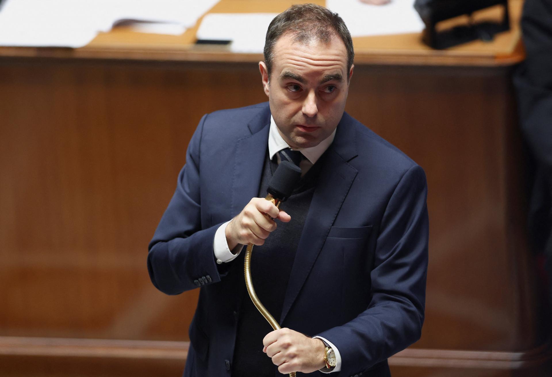 Francúzsky parlament hlasoval za pozastavenie kontroverznej dôchodkovej reformy