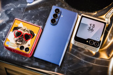 Samsung Galaxy Z Fold 7 (modrý), Samsung Galaxy Z Flip 7 (červený) a Samsung Galaxy Z Flip 7 FE (biely)