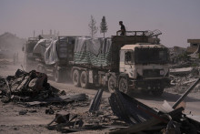 Nákladné autá s humanitárnou pomocou Svetového potravinového programu World Food Programme pre Gazu jazdia cez mesto Chán Júnis, na juhu Pásma Gazy. FOTO: TASR/AP