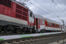 Vlak Ex 620 nasledujúci deň po zrážke s vlakom REX (nie je na snímke) pri Pezinku v pondelok 10. novembra 2025. FOTO: TASR/Michal Svítok