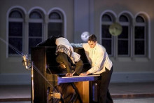 Svetlá cirkusu, hlasy z divadelných sál a tóny koncertu o slobode sa cez víkend spoja do jedného príbehu.