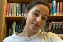 Táňa robí osvetu v oblasti financií.