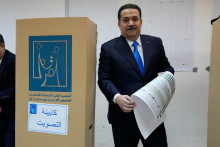Iracký premiér premiér Muhammad Šijá as-Súdání počas hlasovania v parlamentných voľbách v irackom Bagdade. FOTO: TASR/AP