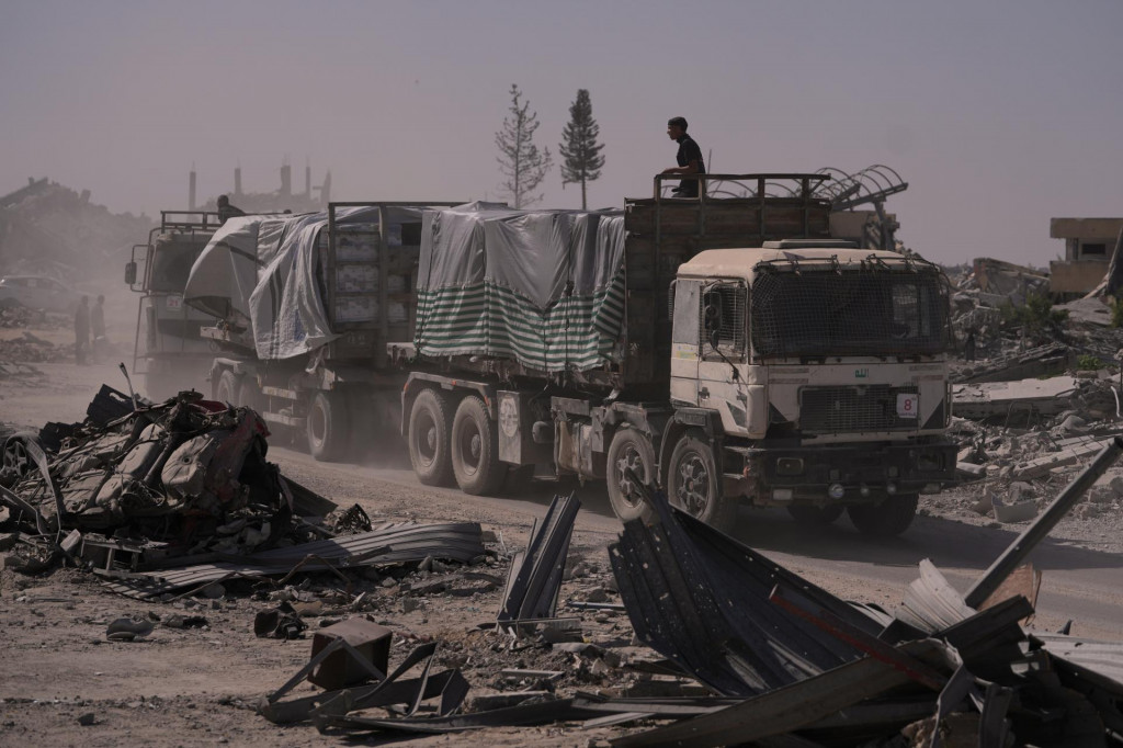Nákladné autá s humanitárnou pomocou Svetového potravinového programu World Food Programme pre Gazu jazdia cez mesto Chán Júnis, na juhu Pásma Gazy. FOTO: TASR/AP