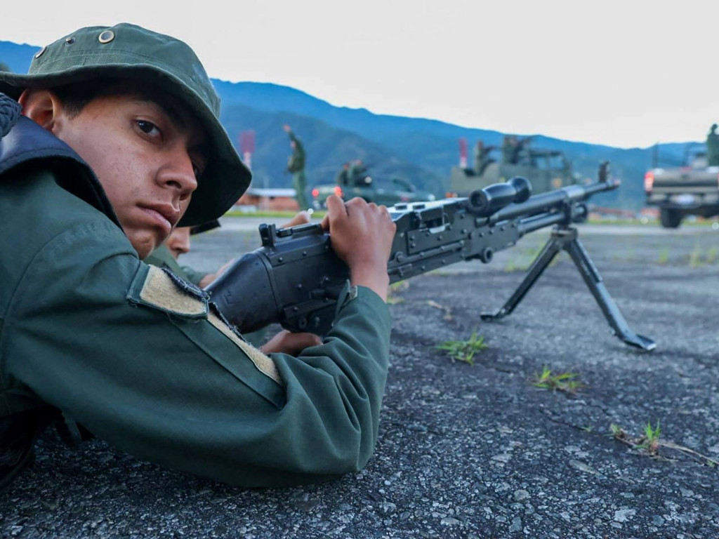 Príslušník ozbrojených síl sa zúčastňuje na obrannej iniciatíve Independencia 200, ktorú nariadil venezuelský prezident Nicolás Maduro. FOTO: Reuters