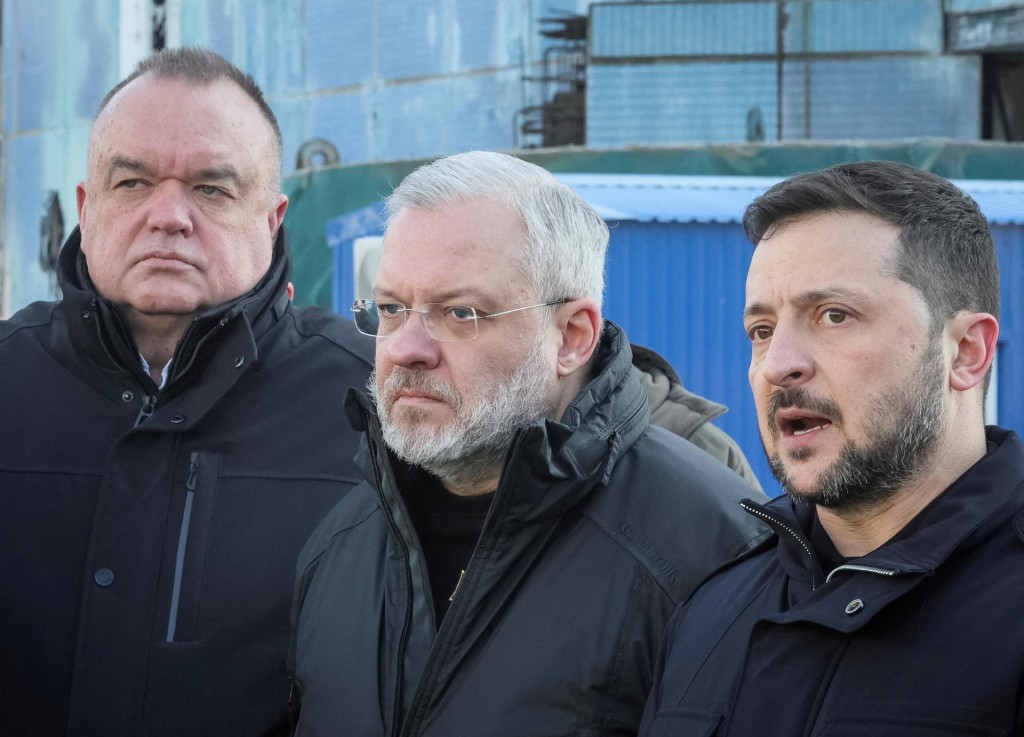 Ukrajinský prezident Volodymyr Zelenskij, ukrajinský minister energetiky Herman Haluščenko a šéf ukrajinskej štátnej spoločnosti pre jadrovú energiu Energoatom Petro Kotin. FOTO: Reuters