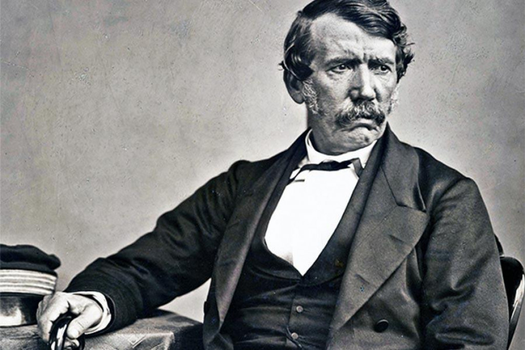 Škótsky cestovateľ, lekár a filantrop David Livingstone (1813 – 1873) na portréte z roku 1864.