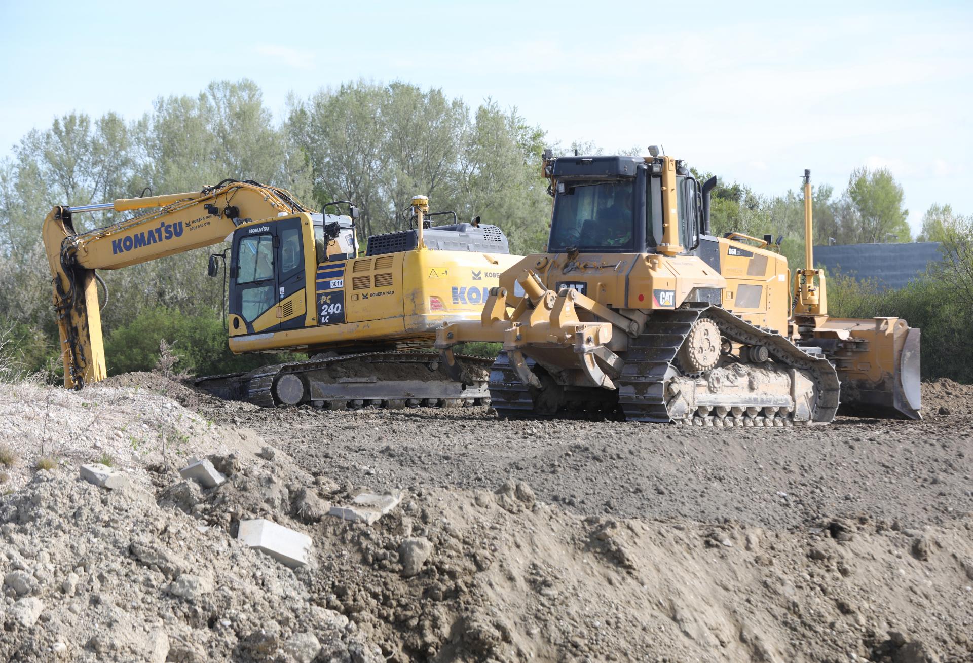 Desiatky ľudí zablokovali dopravu. Občianske združenie apeľuje na výstavbu rýchlostnej cesty R4