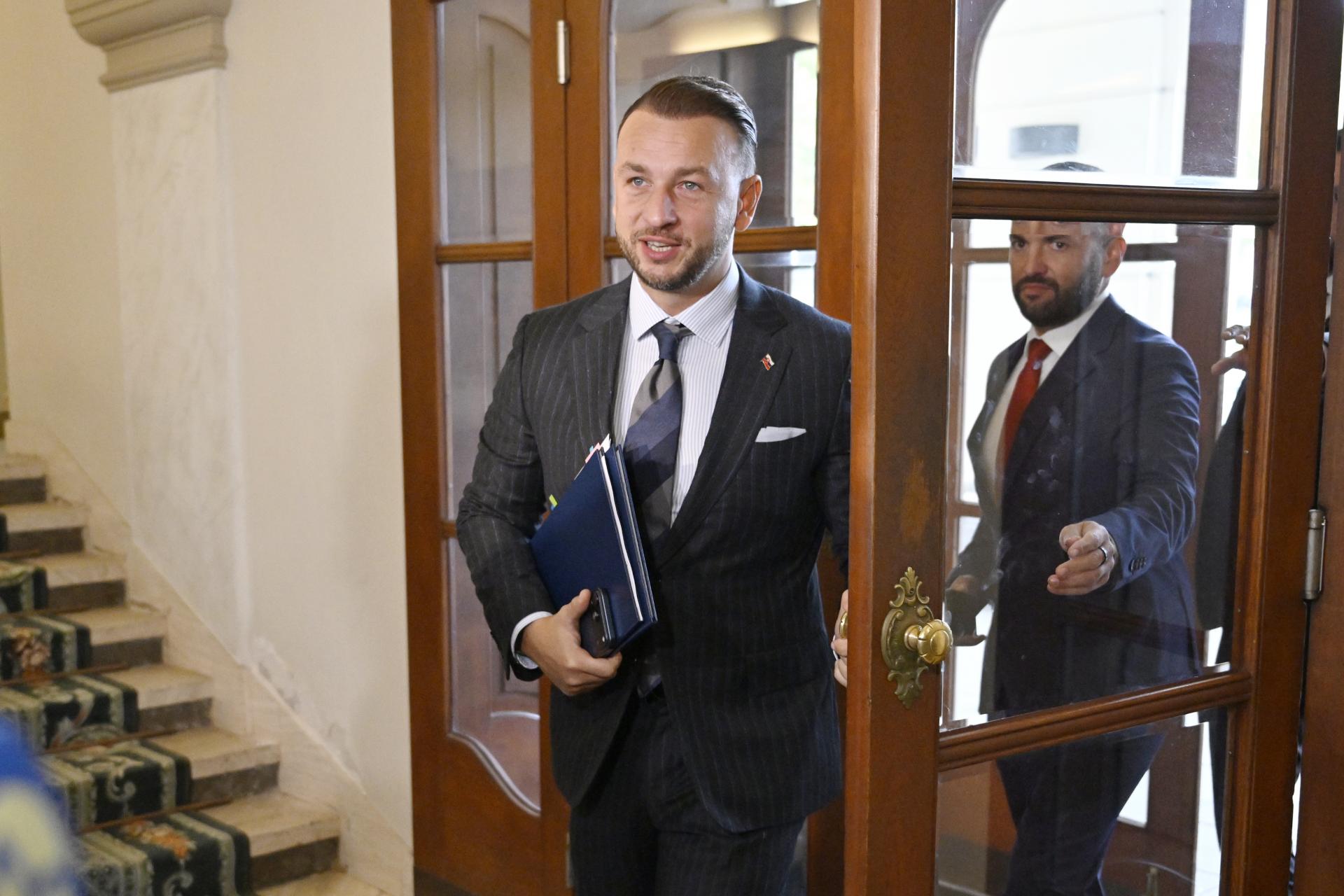 Šutaj Eštok dal Kmecovi pokyn pozastaviť výzvy na inovácie