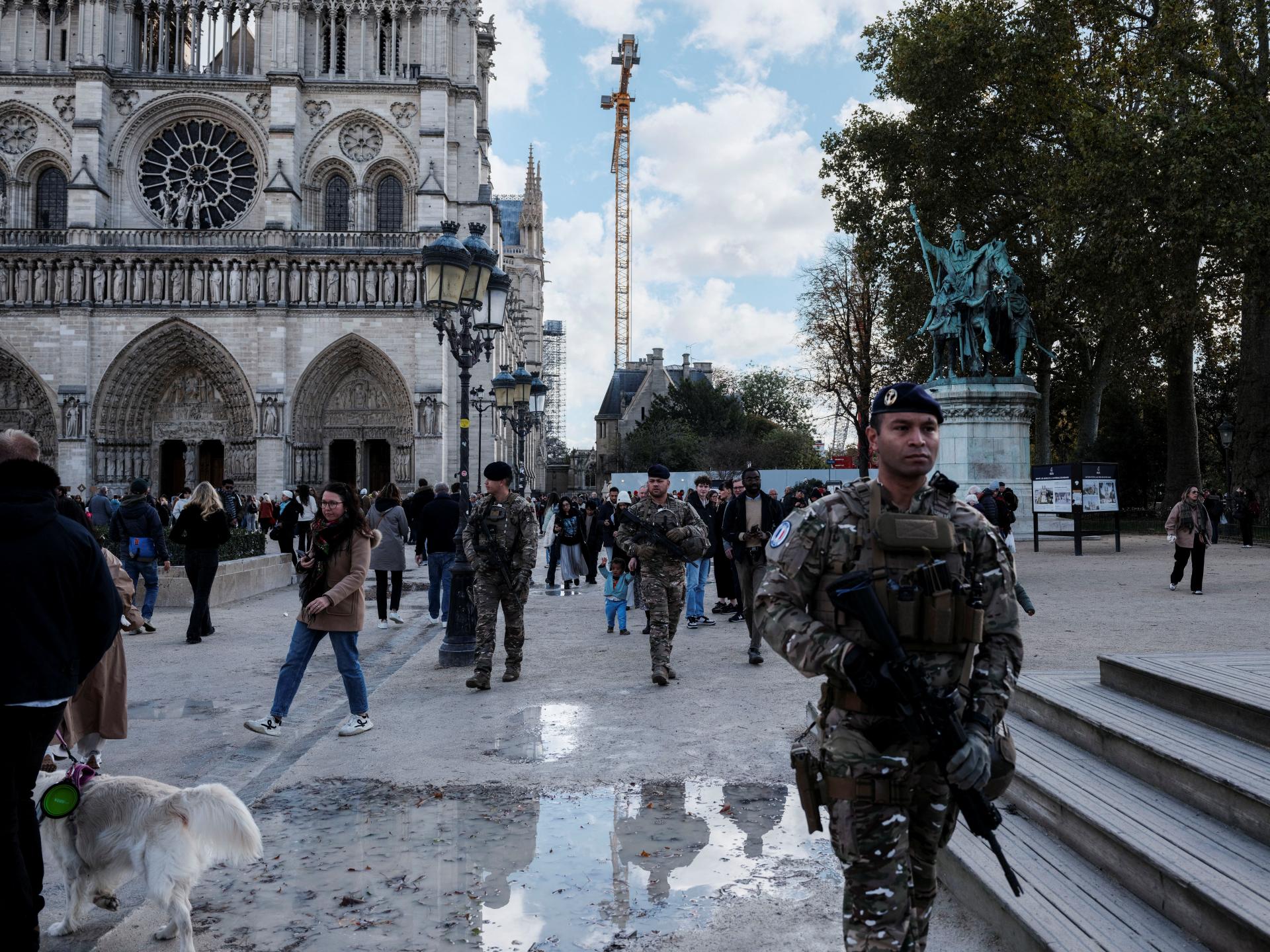 Zvony Notre Dame sa rozozneli na pamiatku obetí teroristických útokov v Paríži
