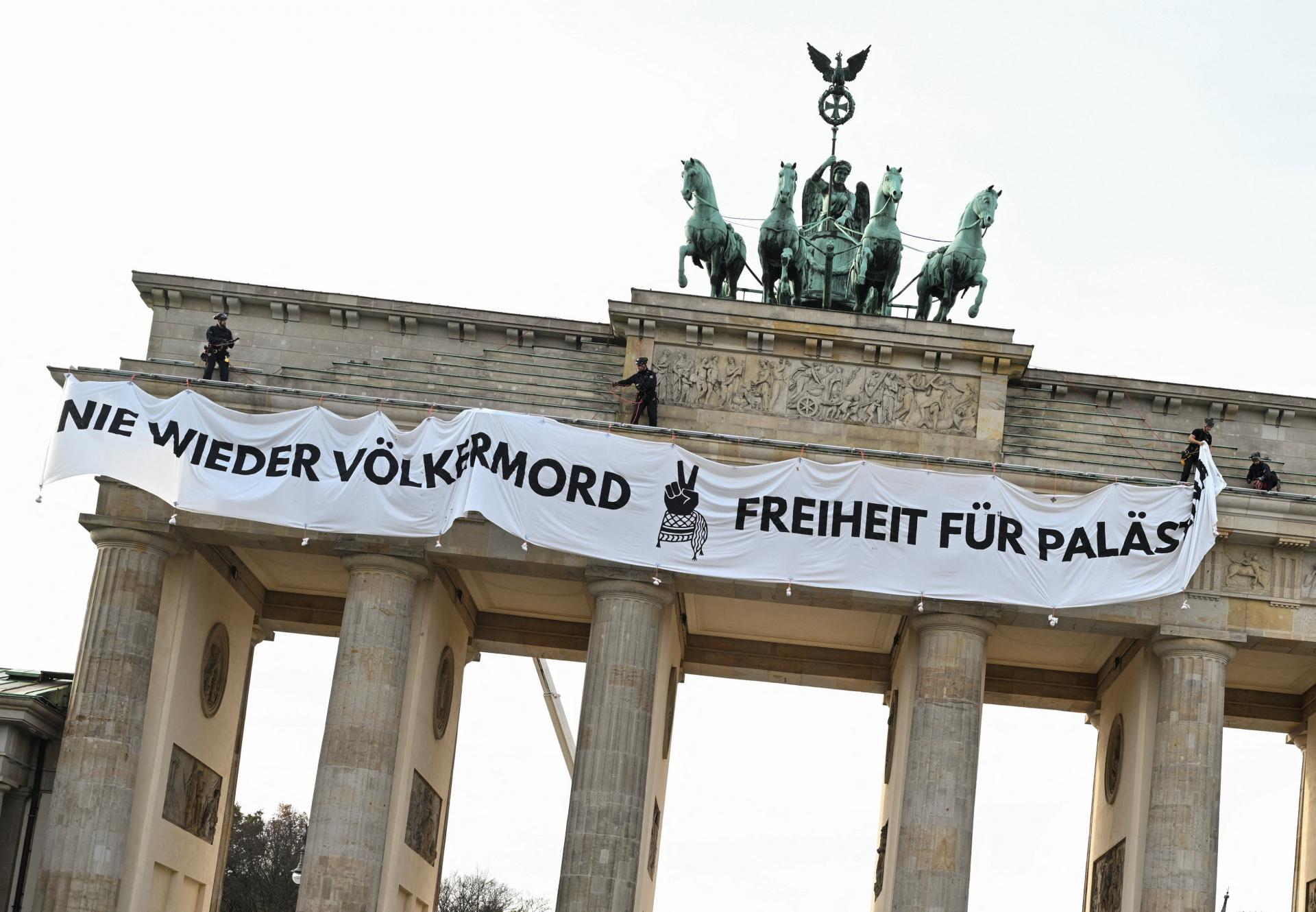 Propalestínski aktivisti rozvinuli na Brandenburskej bráne transparent. Zadržala ich polícia